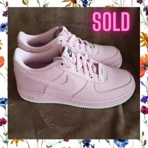 SOLD ‐ Pink Corduroy Nike Air Force 1 (7Y)